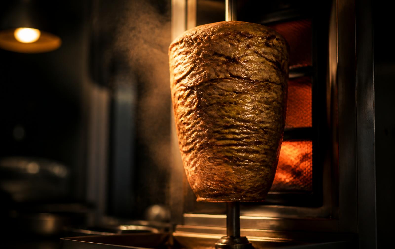 Döner am Drehspieß über glühender Kohle